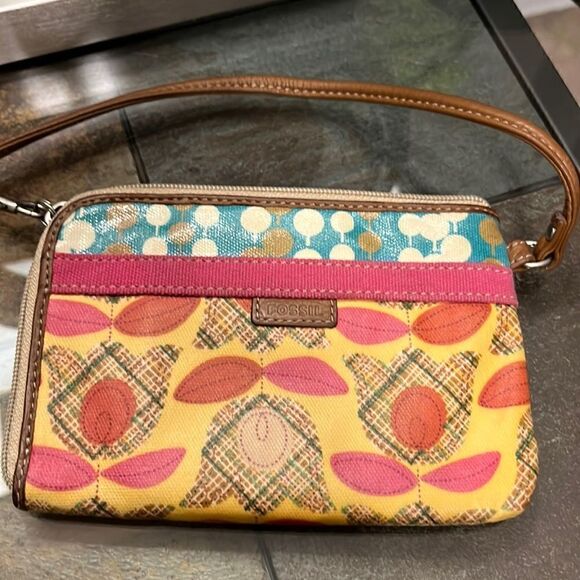 FOSSIL WRISTLET IN LIKE NEW CONDITION - Picture 1 of 5